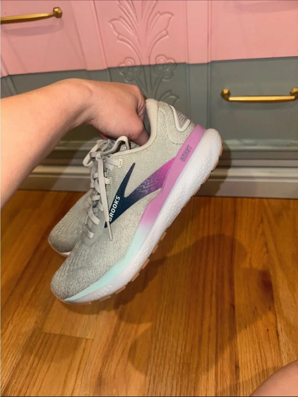 Brooks light gray